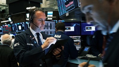 Giới đầu tư bắt đáy, Phố Wall hồi phục tích cực